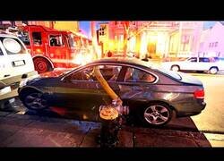 Enlace a Bomberos de Nueva York se ven obligados a romper las ventanas de un coche para colocar la manguera en el hidrante