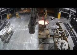 Enlace a Así es un accidente en la fundición: Se derrama por error aluminio fundido