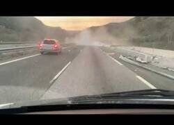 Enlace a Una grúa vuelca al intentar retirar un camión accidentado en Jaén