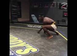 Enlace a Jon Jones, luchador porfesional de UFC, haciendo sparring con un fan