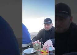 Enlace a Intentando superar el reto del Surströmming: El pescado más mal oliente del mundo