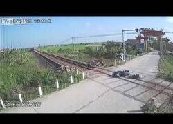 Enlace a Un motorista se accidenta y cae en las vías de un tren