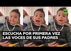 Enlace a La reacción de un niño con discapacidad auditiva al escuchar las voces de sus padres por primera vez