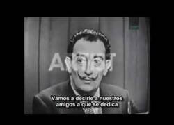 Enlace a Así intentaba Salvador Dalí que adivinasen su identidad en un programa de televisión