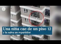 Enlace a Un repartidor coge al aire a una niña que había caído de un 12º piso