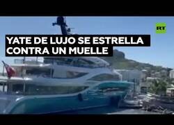 Enlace a Un enorme yate de lujo se estrella contra un muelle en el Caribe