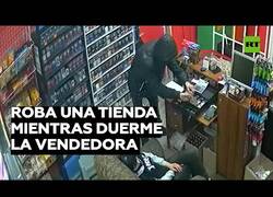 Enlace a Un ladrón roba en una tienda cuya dependiente estaba dormida