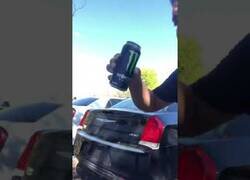 Enlace a Rompiendo el cristal de un coche con bebidas energéticas