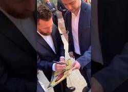 Enlace a Cuando al fin consigues que Messi te firme pero...