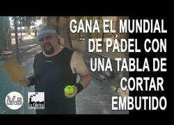 Enlace a El hombre que ganó el Mundial de Pádel con una tabla de cortar embutido