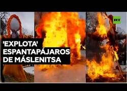 Enlace a Evita por poco las llamas durante la celebración del fin del invierno en Rusia