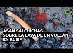 Enlace a Se acercan a un cráter activo para asar unas salchichas