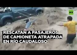 Enlace a Rescatan a los pasajeros de una furgoneta atrapada por inundaciones en Perú