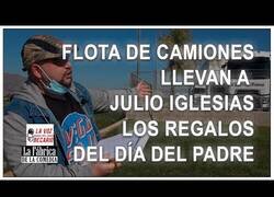 Enlace a Una flota de camiones llevan a Julio Iglesias todos sus regalos del día del padre