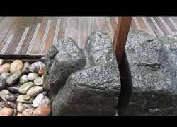 Enlace a Así erosiona la caída del agua sobre la roca a lo largo del tiempo