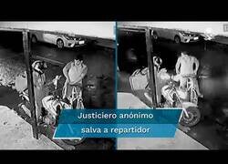 Enlace a Un conductor atropella a un individuo que estaba atracando a un repartidor