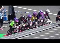 Enlace a Así es una carrera de niños con bicis sin pedales