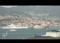 Enlace a Momento en el que dos de los yates más lujosos del mundo se cruzan en la Ría de Vigo