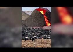 Enlace a Personas pasan un día agradable frente a un volcán