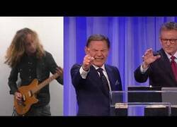Enlace a Poniendo música heavy de fondo a un predicador