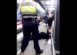 Enlace a Fingiendo de forma lamentable la agresión de un vigilante