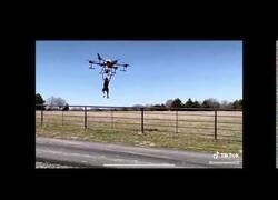 Enlace a El padre del año probando la potencia de su dron