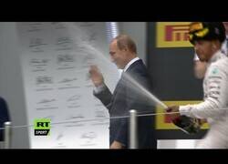 Enlace a El día que Hamilton bañó a Putin en champán