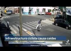 Enlace a Peatones caen constantemente en un paso de cebra