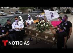 Enlace a Político inicia su campaña electoral desde un ataud