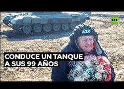 Enlace a Conduciendo un tanque con 99 años