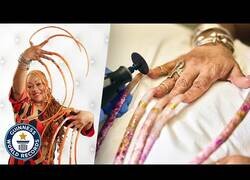 Enlace a Cortando las uñas más largas del mundo