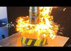 Enlace a ¿Qué pasa si pones un encendedor debajo de la prensa hidráulica?