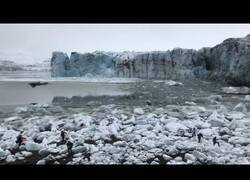 Enlace a Un glaciar se desvanece ante la presencia de decenas de turistas