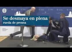 Enlace a La directora de la Agencia del Medicamento de Dinamarca se desmaya mientras anuncian que paralizan la vacunación con AstraZeneca