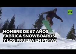 Enlace a El hombre de 67 años que fabrica y prueba sus propias tablas de snowboard