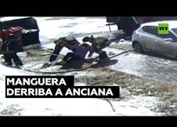 Enlace a Una manguera fuera de control hace caer a una anciana