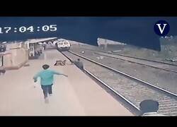 Enlace a Salvan a un niño que cayó a las vías del tren tras separarse de la mano de su madre ciega