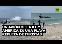 Enlace a Un avión de la Segunda Guerra Mundial aterriza de emergencia en una costa de Florida repleta de bañistas