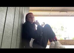 Enlace a Una chica se graba mientras le da un largo ataque de tics en el colegio