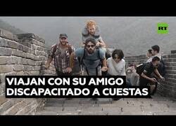 Enlace a El hombre que viaja por el mundo subido a las espaldas de sus amigos