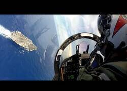 Enlace a Así se ve el aterrizaje de un avioneta en un portaviones desde dentro