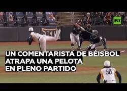 Enlace a Un comentarista atrapa la bola en pleno partido de béisbol