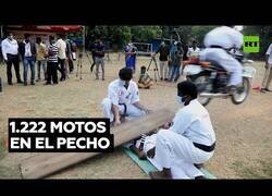 Enlace a Un maestro karateka aguanta el paso de 1.222 motos por su pecho