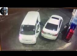 Enlace a Le intentan robar y este se defiende rociandolos con gasolina