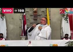 Enlace a Un sacerdote hondureño recomienda el uso de la mascarilla a ritmo de 'Sopa de Caracol'