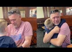 Enlace a Un nieto sorprende a su abuelo en un restaurante