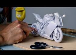 Enlace a Creando una moto KTM 1190 RC8 con papel y pegamento