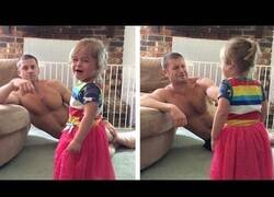 Enlace a El truco de este padre para que su hija deje de llorar