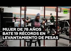 Enlace a Anciana de 78 años bate récords mundiales de levantamiento de pesas