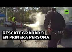 Enlace a Así es, en primera persona, el rescate de un hombre en un coche en llamas